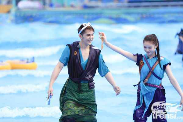 汪东城双“霸屏”助阵赤世代首演送祝福