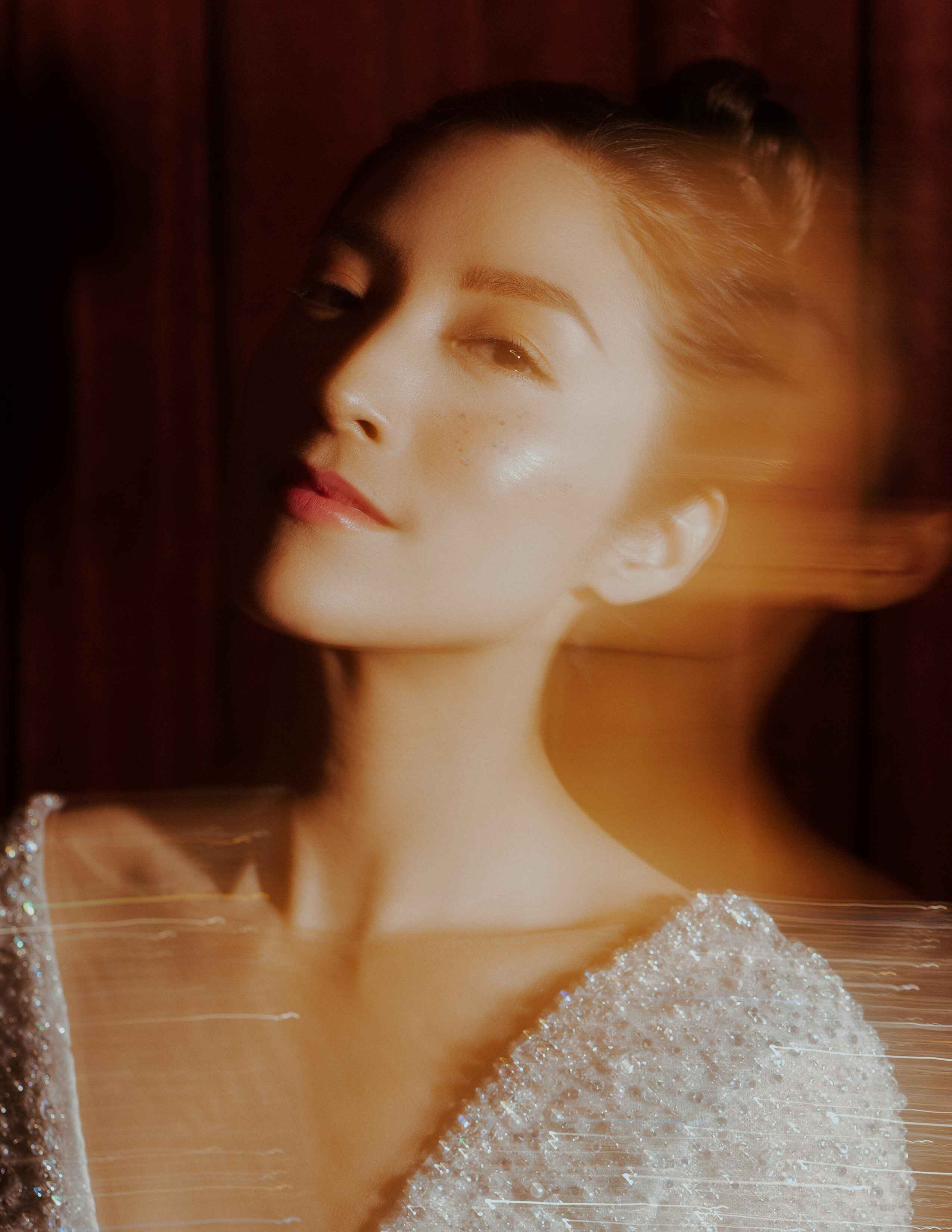 潘辰时尚杂志大片 携手新锐摄影师罗冰 打造东方女性独特美学