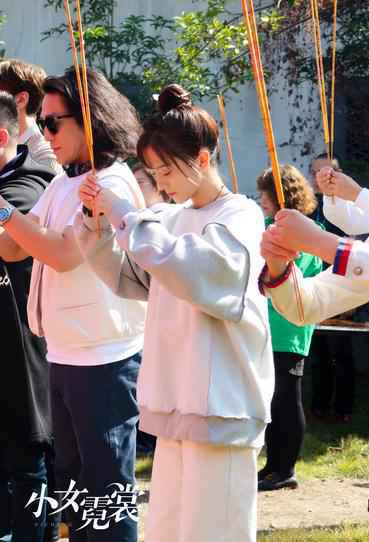 《小女霓裳》正式开机 厉嘉琪毕雯珺高甜来袭再掀轻喜风潮