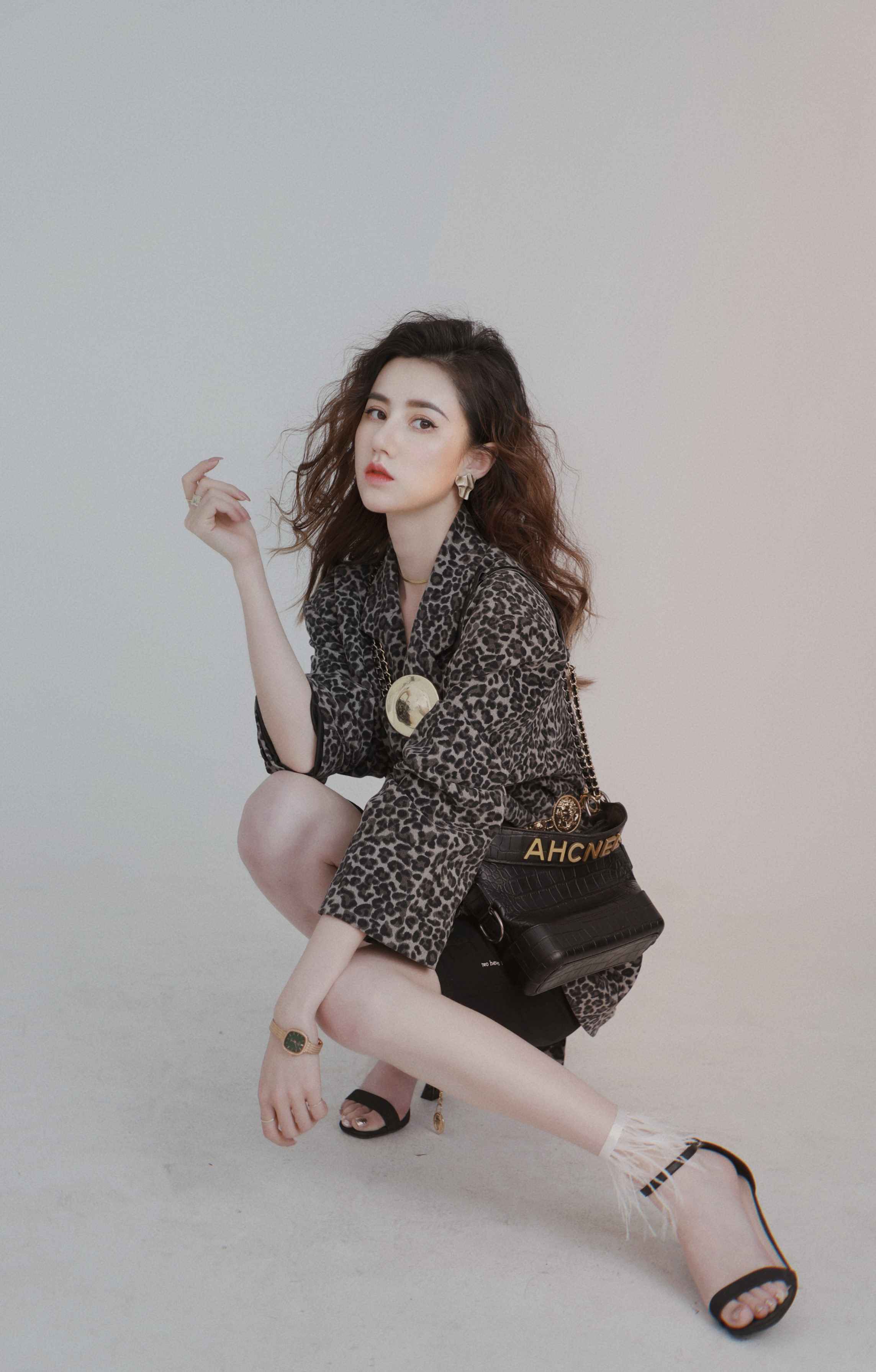 王骞钤穿卷发披肩 烈焰红唇漫画腿吸睛