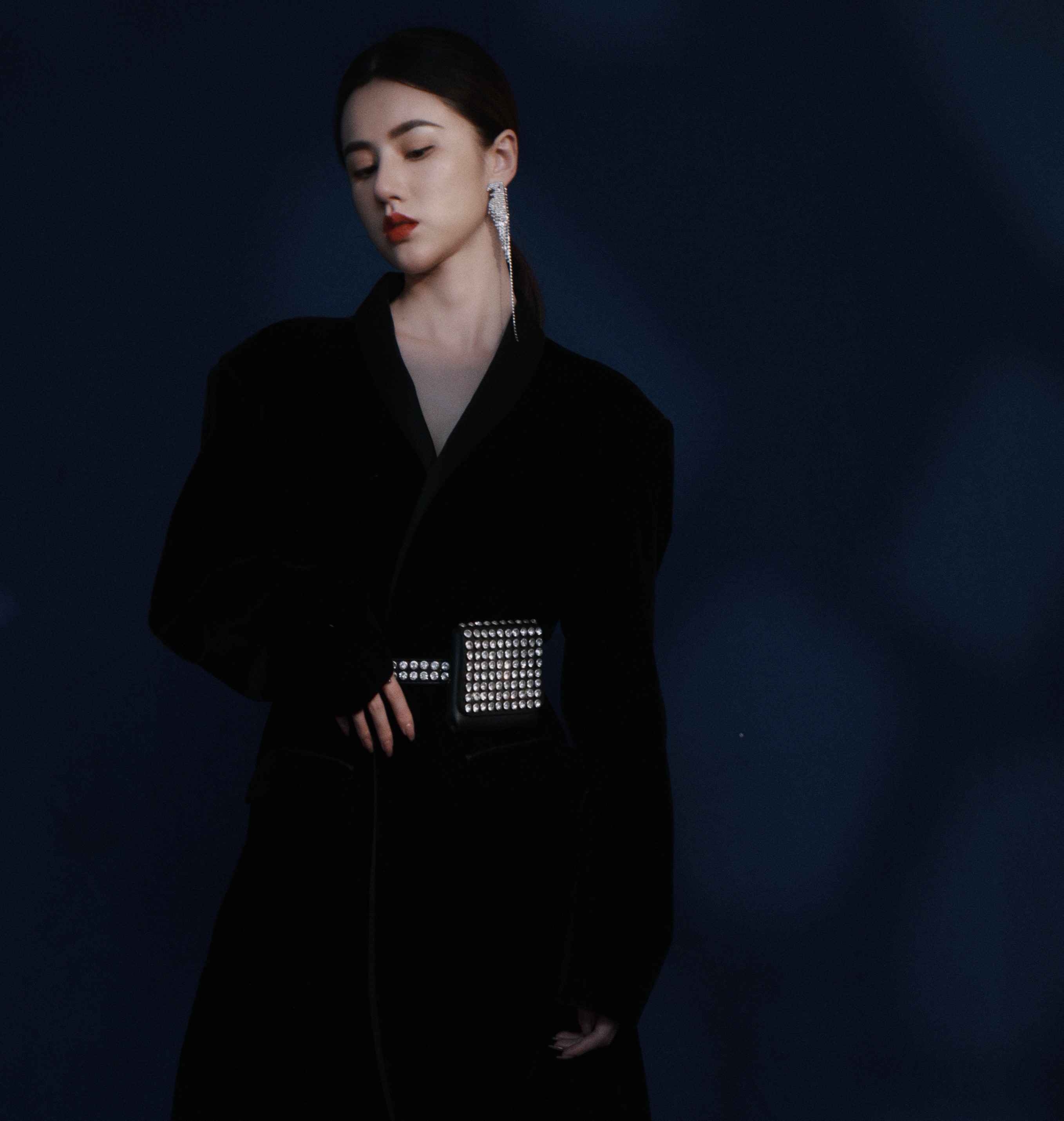 王骞钤穿卷发披肩 烈焰红唇漫画腿吸睛