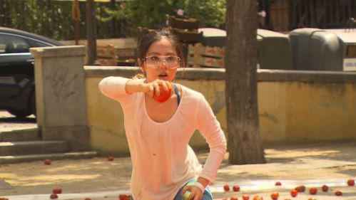 邓紫棋再被吐槽 为赢游戏浪费食物