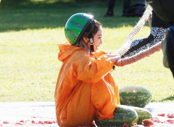 邓紫棋再被吐槽 为赢游戏浪费食物