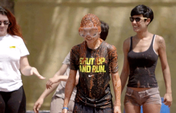 邓紫棋再被吐槽 为赢游戏浪费食物