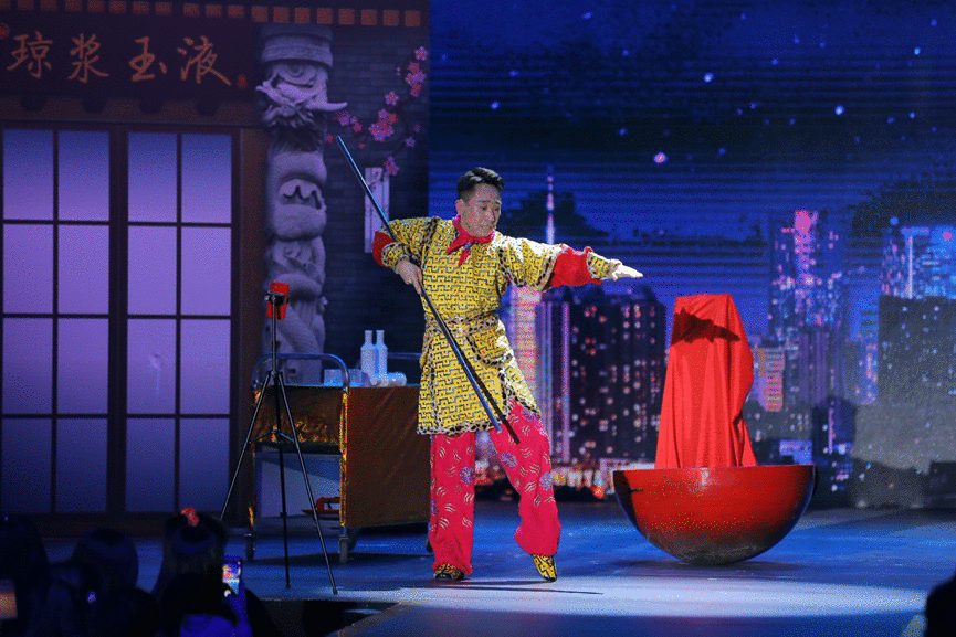 《欢乐喜剧人6》十强争夺激烈 白凯南直播国粹出圈