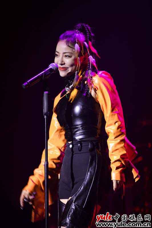 丁当“当我们再一起”演唱会上海开跑，千人爆场丁当火辣应对