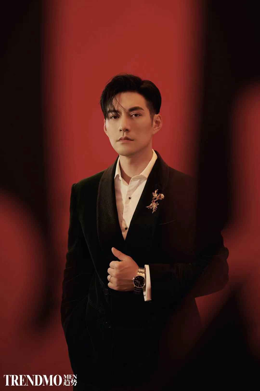 521心动狙击！严屹宽登杂志封面演绎国风大片再现侧颜杀