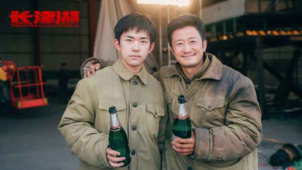 电影《长津湖》顺利杀青曝海报！主演吴京易烊千玺片场杀青合照