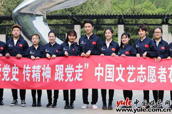 陈晓与年轻航天人合影 致敬航天精神 文艺志愿者陈晓《向祖国报告》