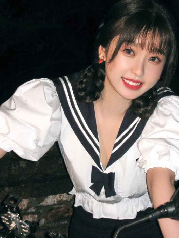 虞书欣夜间制服机车大片 机车配甜妹绝绝子