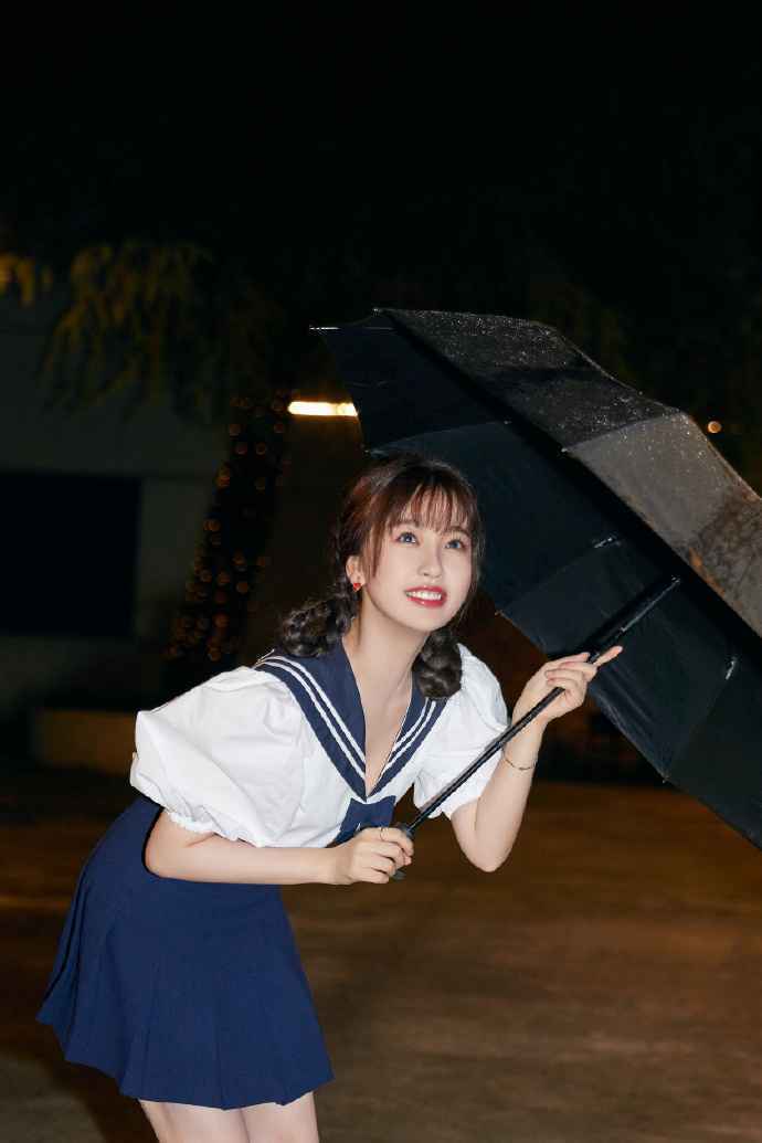 虞书欣夜间制服机车大片 机车配甜妹绝绝子