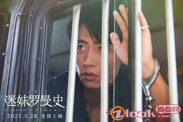 3.魏晨隔窗凝望周冬雨 电影《迷妹罗曼史》曝相爱特辑 周冬雨魏晨海边定情青春感十足