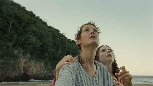 MV5BMTk0YjgzZmMtMjVjMC00MzkxLWIxNGUtMTZlMDc3MDNjNjgyXkEyXkFqcGdeQXVyODk4OTc3MTY@._V1_FMjpg_UX1000_ 沙马兰新作《老去》发布正式预告和海报 夏日海滩惊魂诡异的衰老