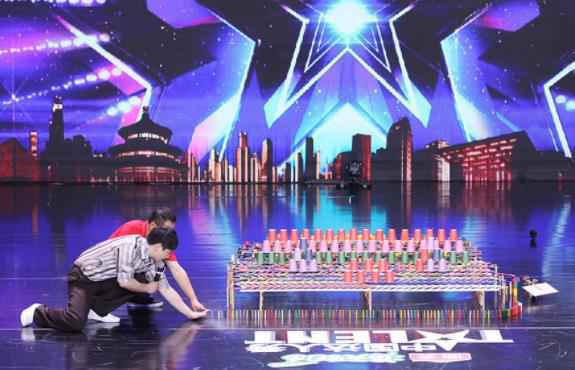 沈腾亲身体验科技魔术 晋级赛温情寄语暖意融融