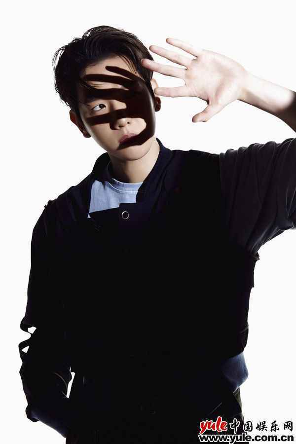 EXO新预告照公开引发热议！成员LAY参与特别专辑回归，备受期待！