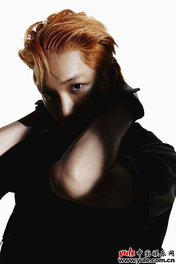 EXO新预告照公开引发热议！成员LAY参与特别专辑回归，备受期待！