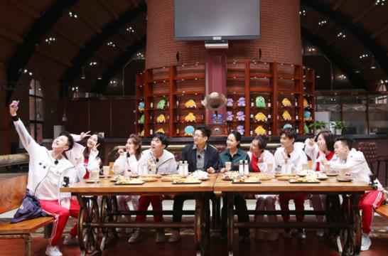 《群演公社》定档6月23日 唐国强、林永健加盟观察团