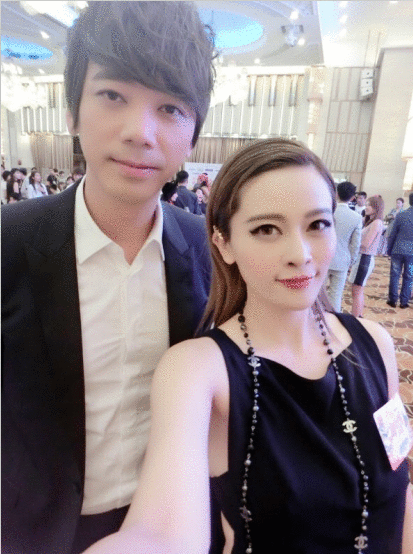 Shay柳妍熙再夺两项大奖 后台与信合影留念