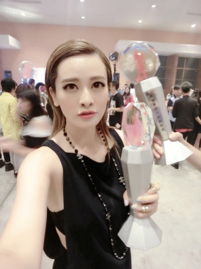 Shay柳妍熙再夺两项大奖 后台与信合影留念