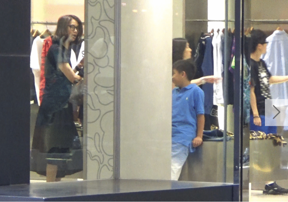 袁咏仪携子逛童装店 表情严肃变虎妈.