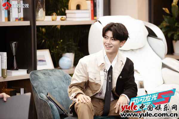 《闪闪发光的你》任嘉伦分享新人经历 陈卓璇拍戏曾被训“不会演戏”