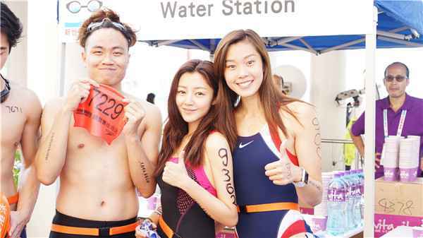 卫诗雅挑战维港泳大秀身材