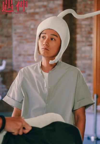 都市奇幻喜剧《遇神》成都开机 文章白客邓家佳新戏热拍中