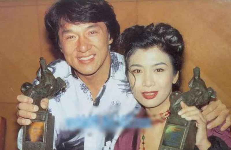 港星聚会照流出，曾因性感成名，拒绝成龙追求，如今57岁仍迷人