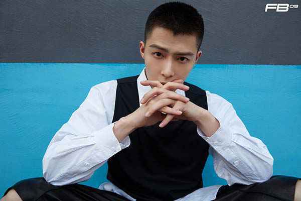 张铭恩寸头造型释放型男魅力 坚持内心野蛮生长展现别样自我