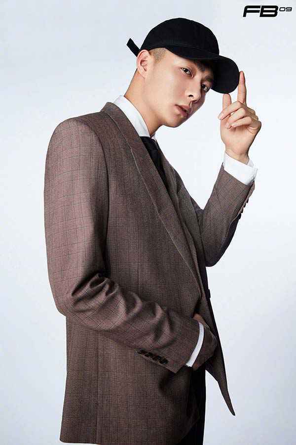 张铭恩寸头造型释放型男魅力 坚持内心野蛮生长展现别样自我