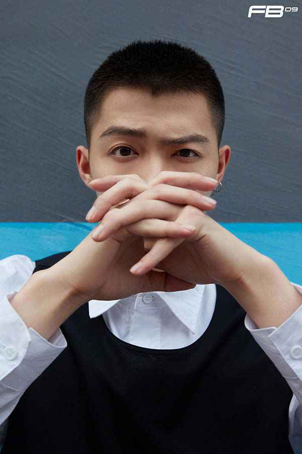 张铭恩寸头造型释放型男魅力 坚持内心野蛮生长展现别样自我