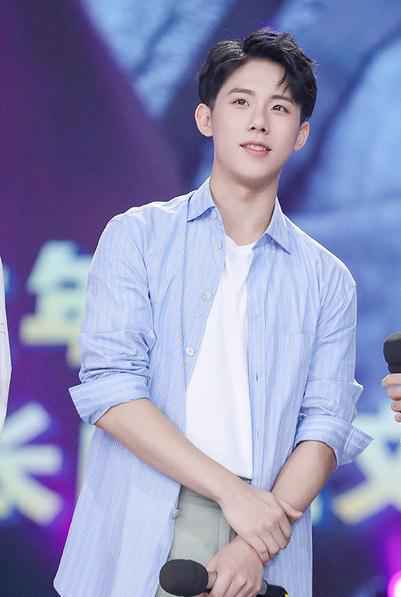 周奇本周双综艺开播 全能少年火热霸屏