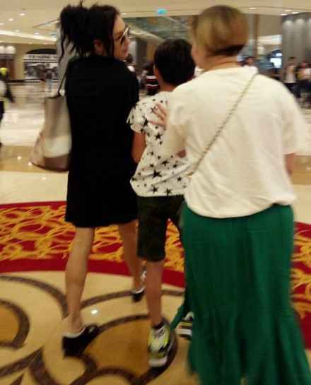 网友偶遇张柏芝带子出游 Lucas身高赶上妈