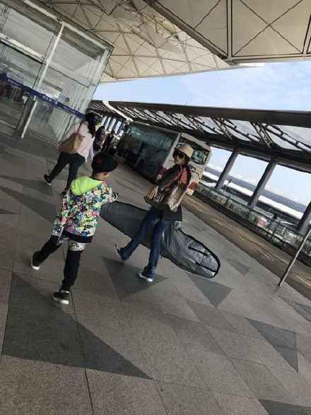 网友偶遇张柏芝带子出游 Lucas身高赶上妈