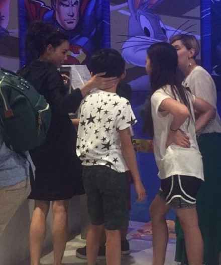 网友偶遇张柏芝带子出游 Lucas身高赶上妈