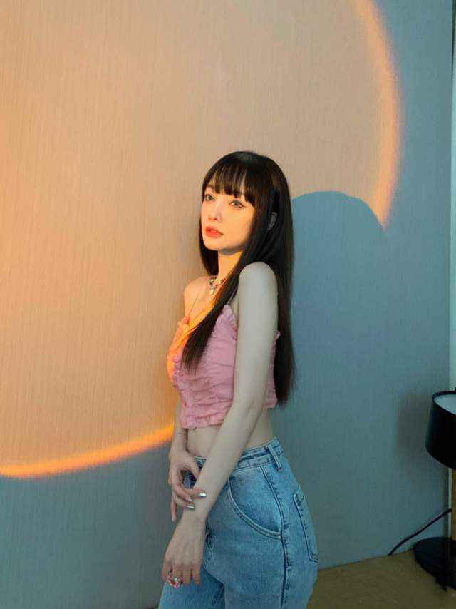 李小璐穿吊带衫秀晒美照 露蚂蚁腰秀绝美锁骨