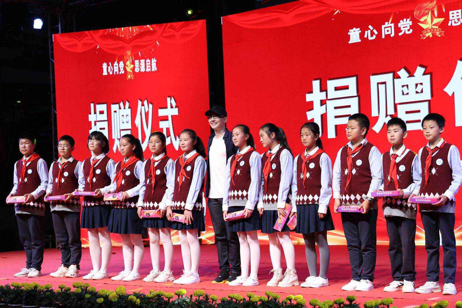 歌手平安赴脱贫山区陪孩子们过“六一” 戴红领巾与学生温暖合唱