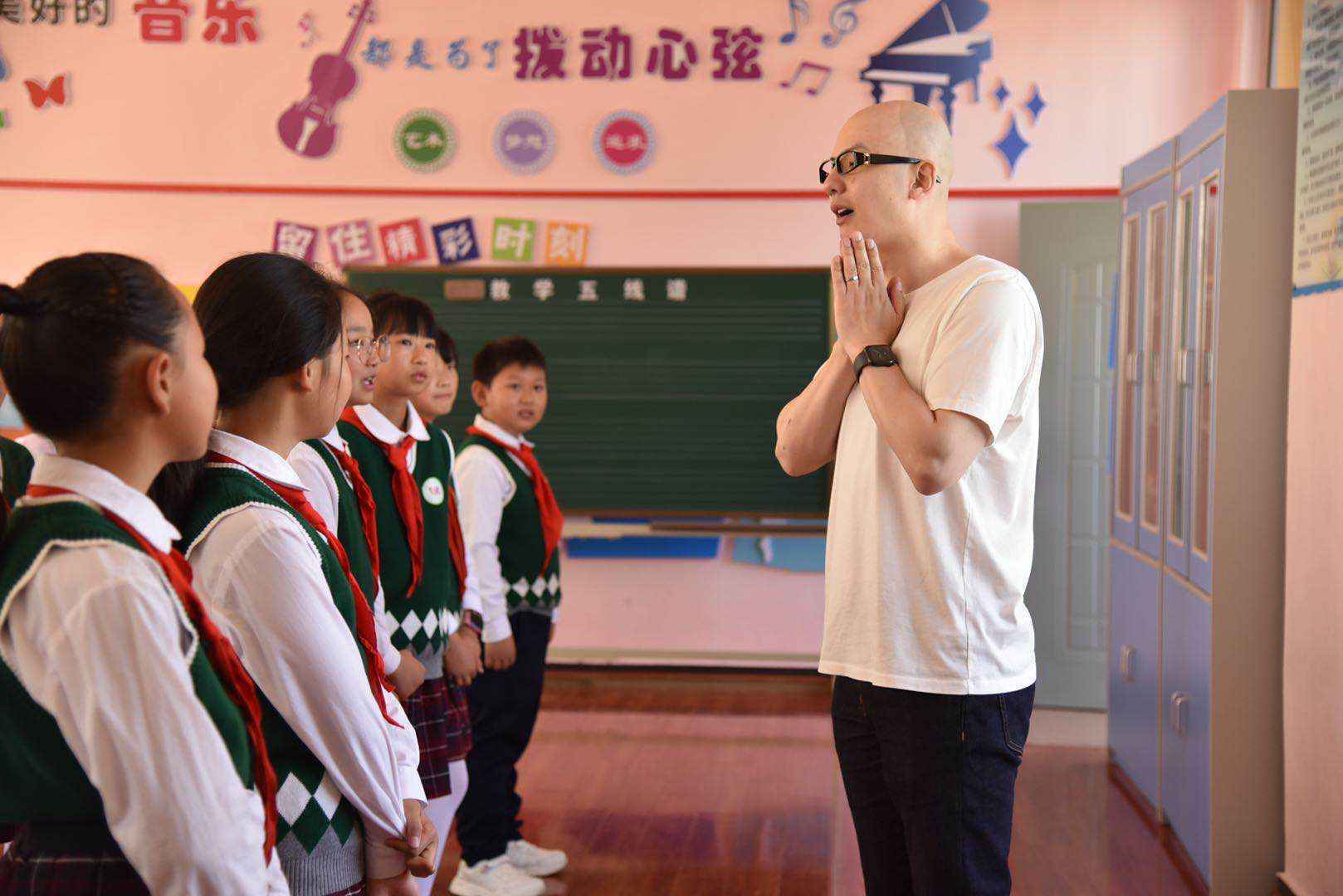 歌手平安赴脱贫山区陪孩子们过“六一” 戴红领巾与学生温暖合唱