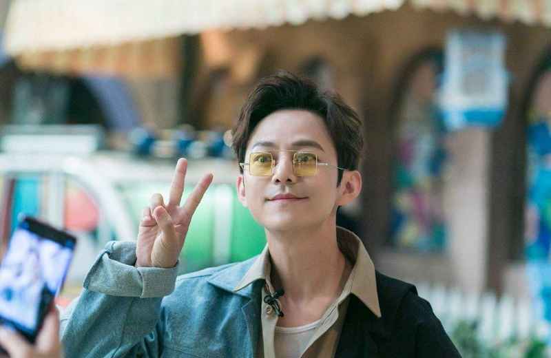 何炅把第一根冰棍居然给了她，太偏心了吧，网友：明目张胆的偏爱