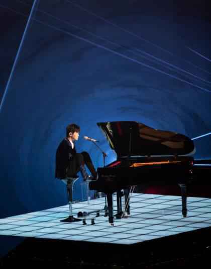 创立“拥抱基金”传递温暖 刘伟一家三口感动亮相《巅峰之夜》