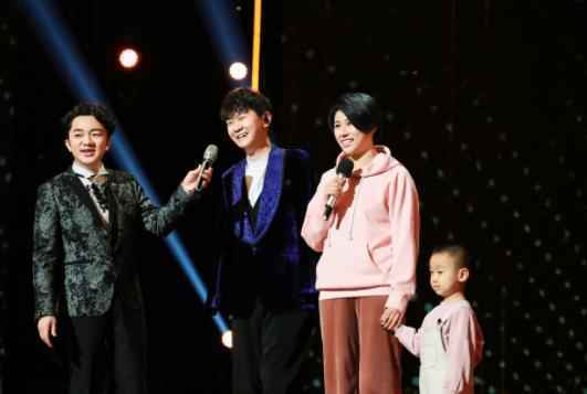 创立“拥抱基金”传递温暖 刘伟一家三口感动亮相《巅峰之夜》