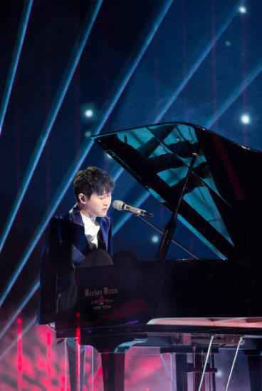 创立“拥抱基金”传递温暖 刘伟一家三口感动亮相《巅峰之夜》