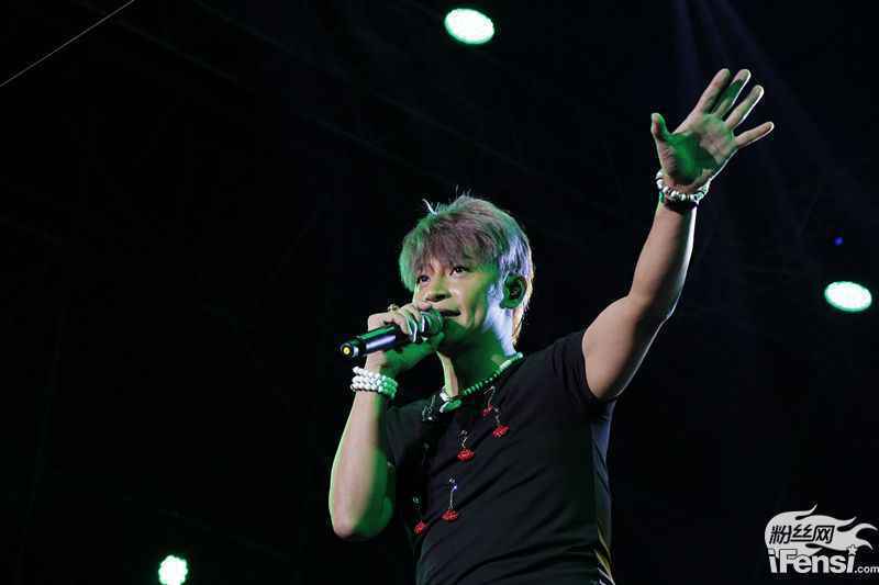 陈志朋劲歌热舞助阵昆明草莓音乐节