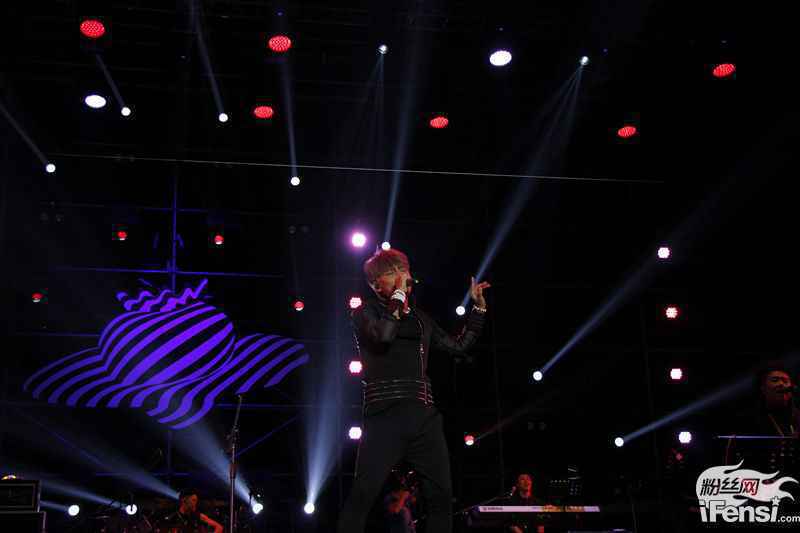 陈志朋劲歌热舞助阵昆明草莓音乐节