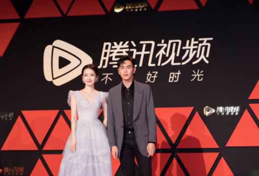 张若昀亮相星光红毯尽显绅士品格 《庆余年》上线进入倒计时