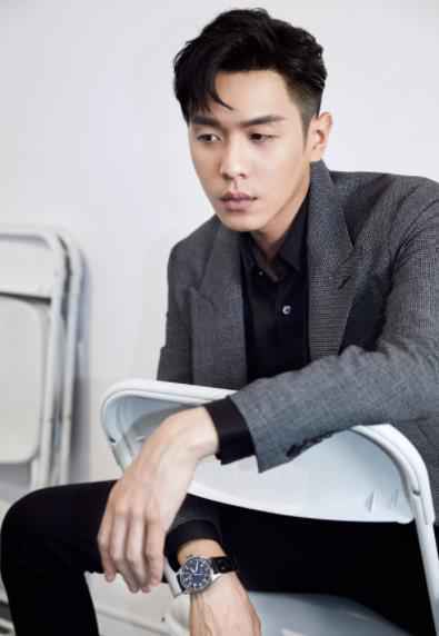 张若昀亮相星光红毯尽显绅士品格 《庆余年》上线进入倒计时