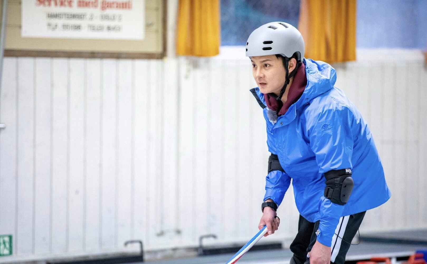 尹正《小小的追球》皮卡丘头套贡献笑点 冰壶比赛不重结果享受过程