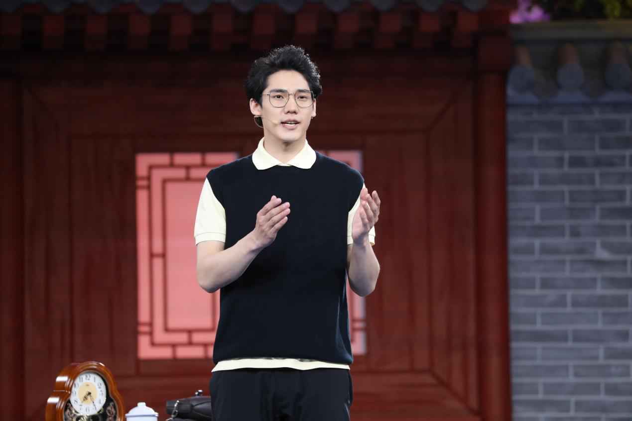 李宸希登六一晚会 与谢芳阿拉蕾同台演绎一家人