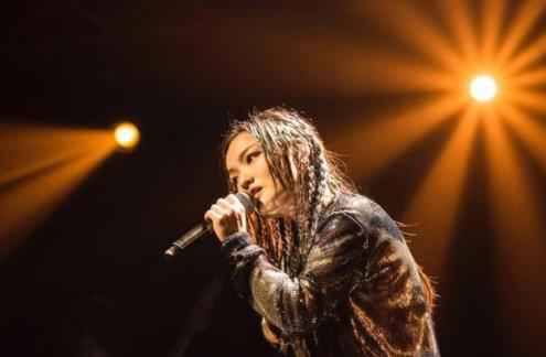 徐佳莹演唱会好友穿婚纱上台 现场传授生子秘诀