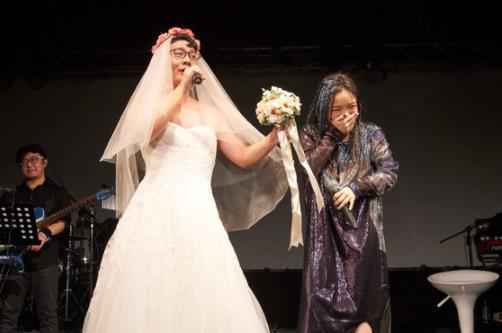 徐佳莹演唱会好友穿婚纱上台 现场传授生子秘诀